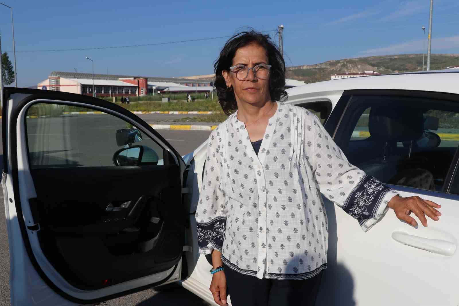 Annesinin mezarını ziyaret edebilmek için 56 yaşında ehliyet aldı, sevincini Kafkas dansıyla kutladı