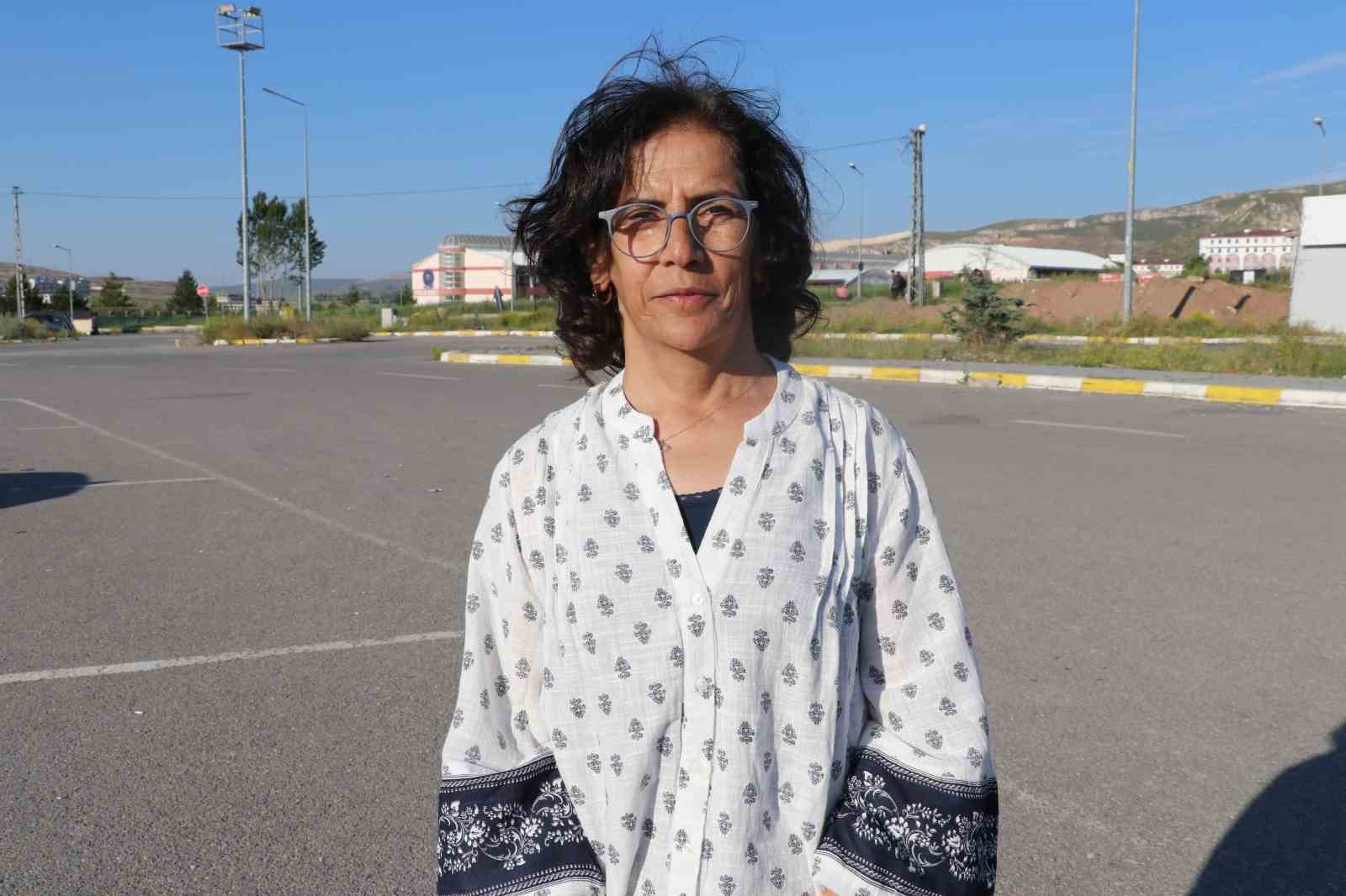 Annesinin mezarını ziyaret edebilmek için 56 yaşında ehliyet aldı, sevincini Kafkas dansıyla kutladı
