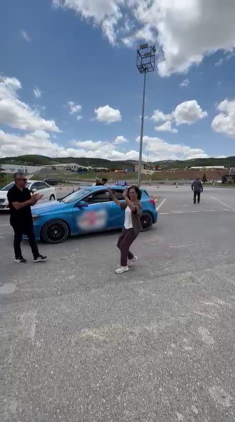 Annesinin mezarını ziyaret edebilmek için 56 yaşında ehliyet aldı, sevincini Kafkas dansıyla kutladı