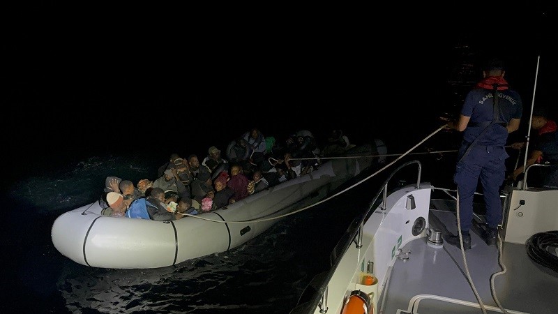 İzmir açıklarında göçmen operasyonu: 4’ü çocuk 65 düzensiz göçmen yakalandı