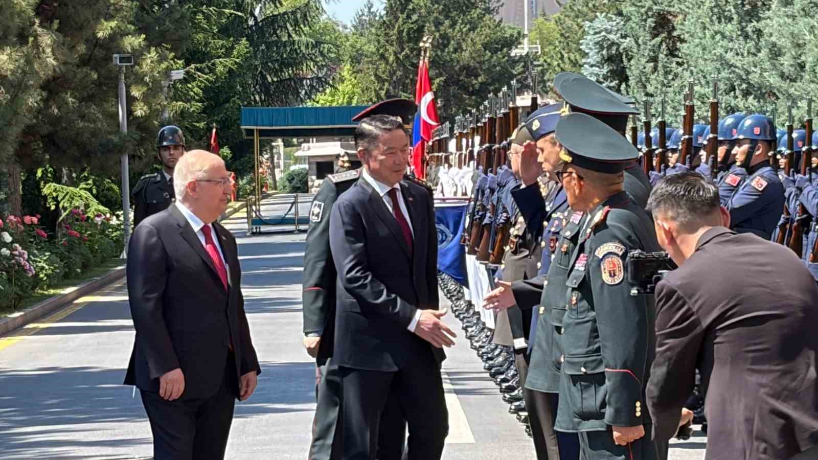 Bakan Güler, Moğolistan Savunma Bakanı Damba ile bir araya geldi