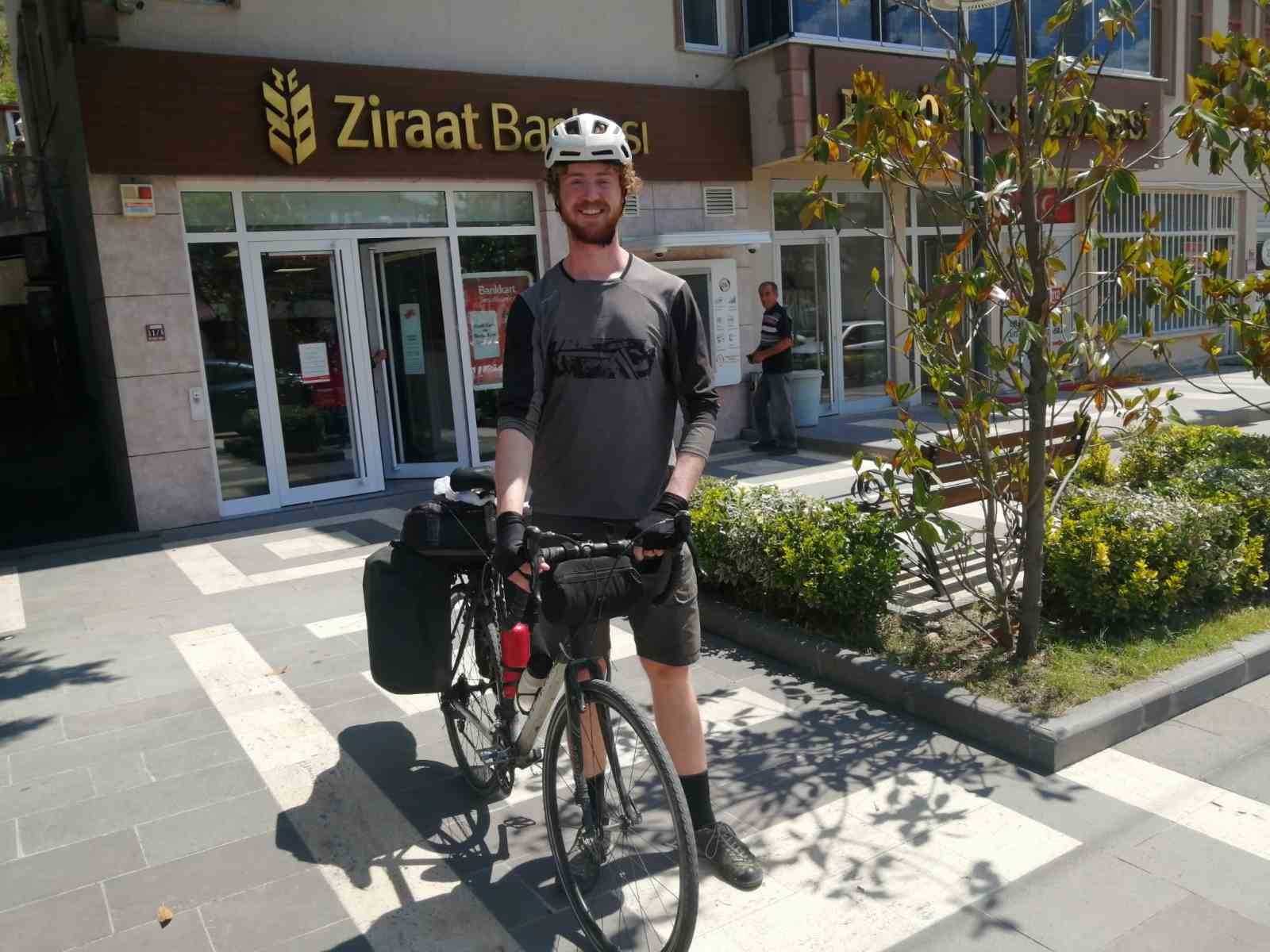 Kız arkadaşından ayrılınca dünya turuna çıkan genç gezgin bir yılda 8 bin kilometre pedal çevirdi