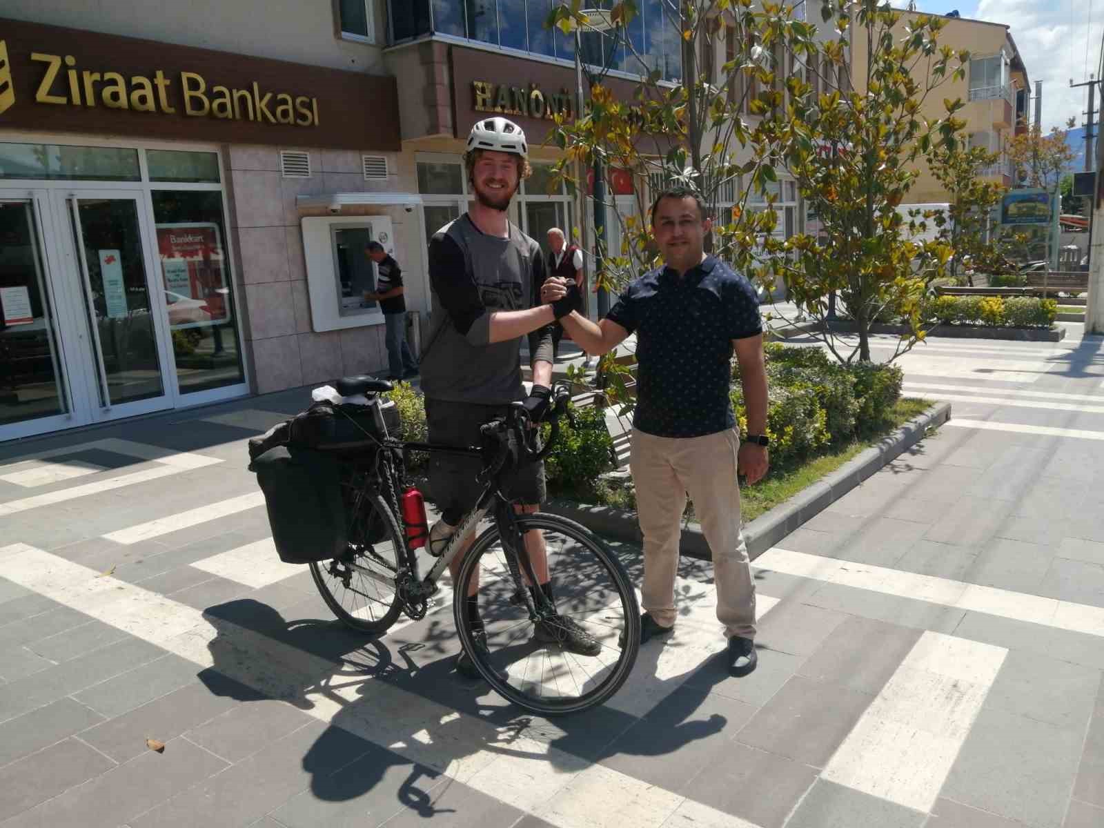 Kız arkadaşından ayrılınca dünya turuna çıkan genç gezgin bir yılda 8 bin kilometre pedal çevirdi