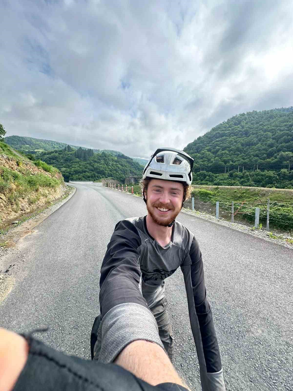 Kız arkadaşından ayrılınca dünya turuna çıkan genç gezgin bir yılda 8 bin kilometre pedal çevirdi