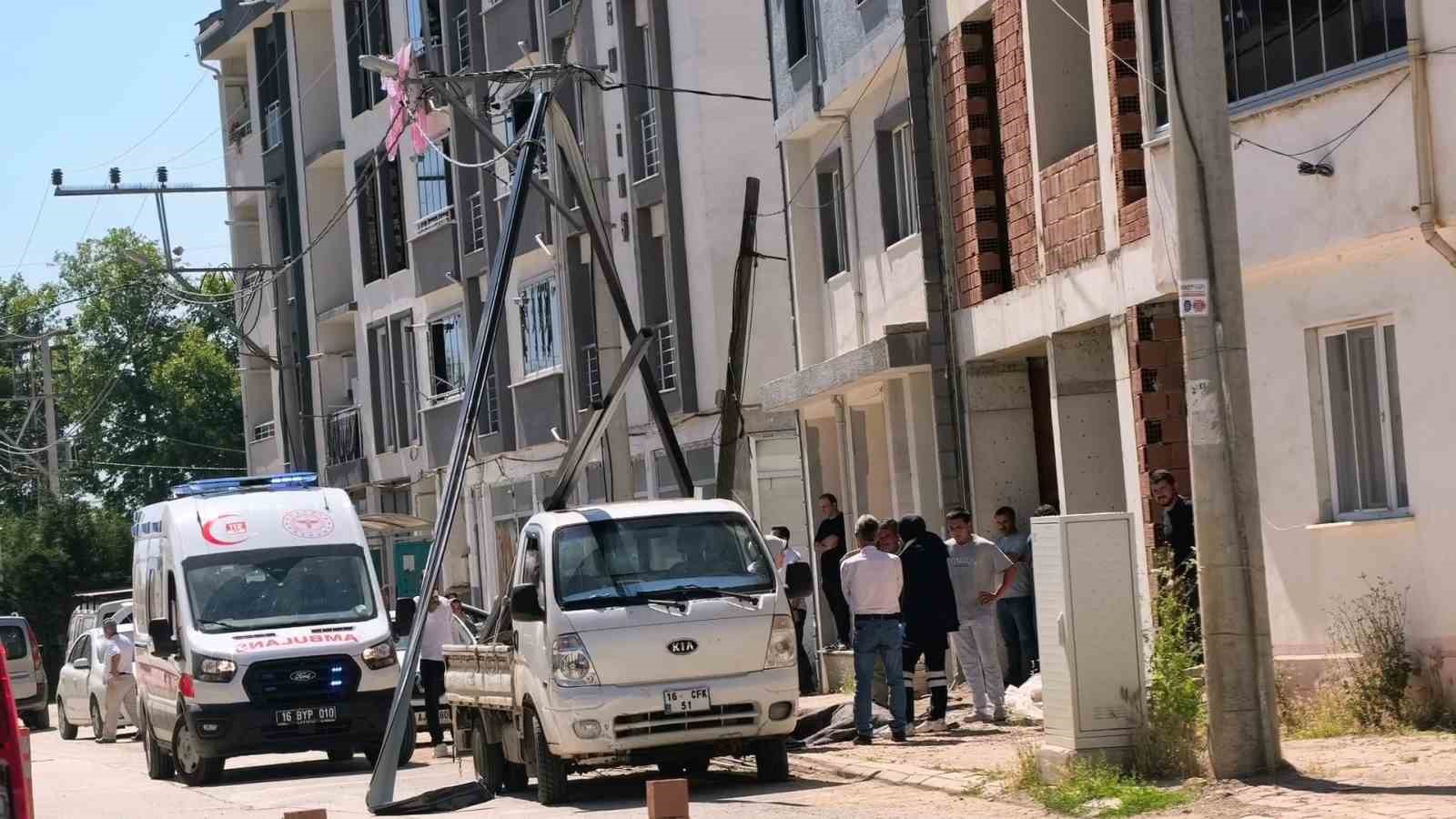 Elektrik akımına kapılıp inşaattan düşerek öldü
