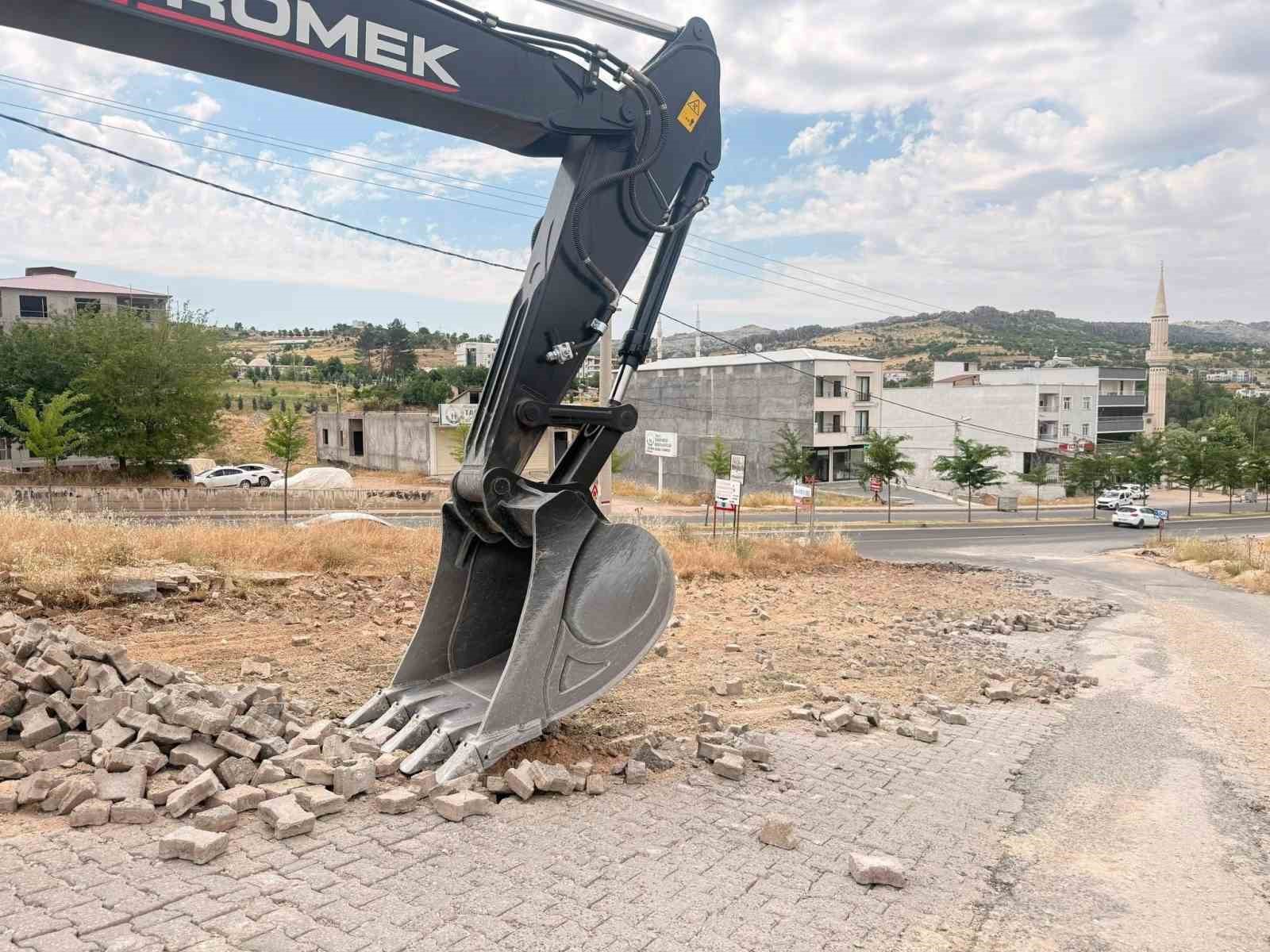 Çermik’te yol yapımı gecikti başkan özür diledi