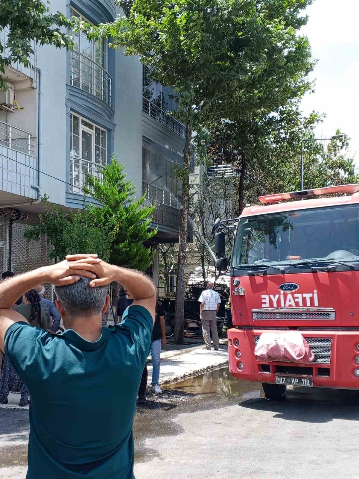 Yangında 5 kişi dumandan etkilendi