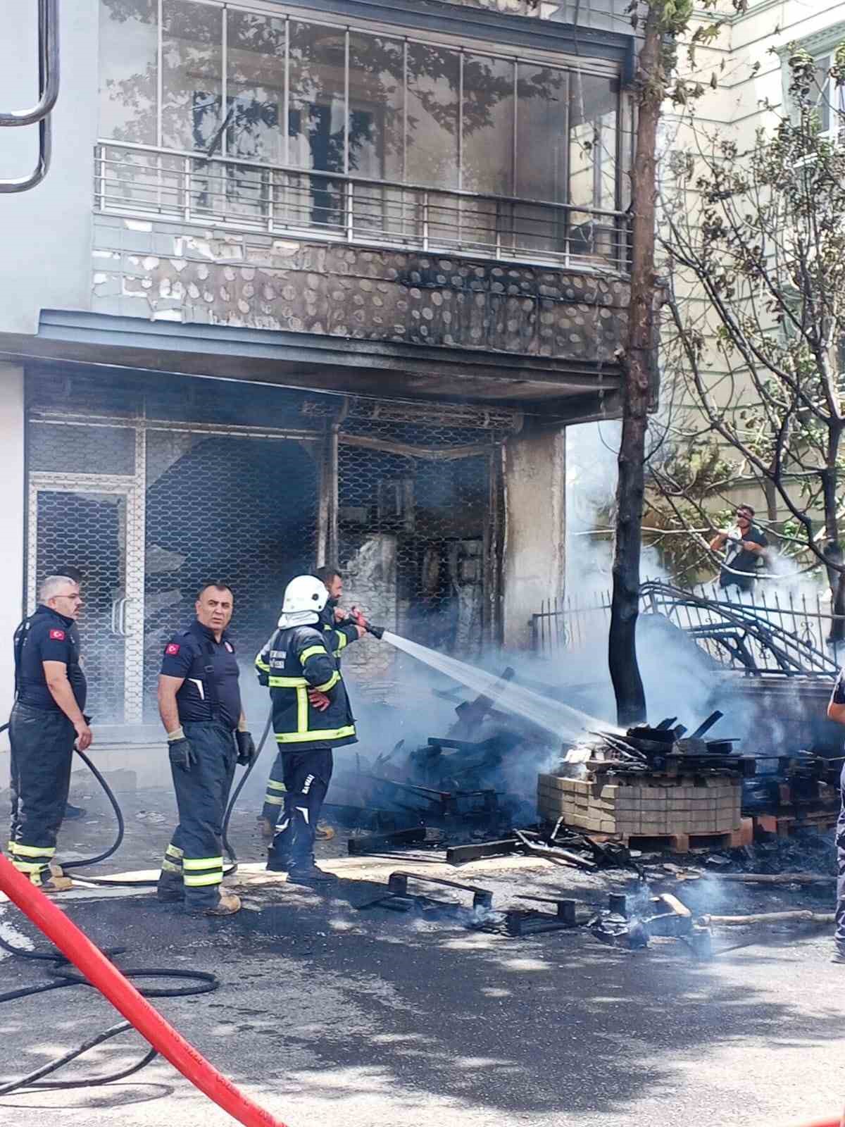 Yangında 5 kişi dumandan etkilendi