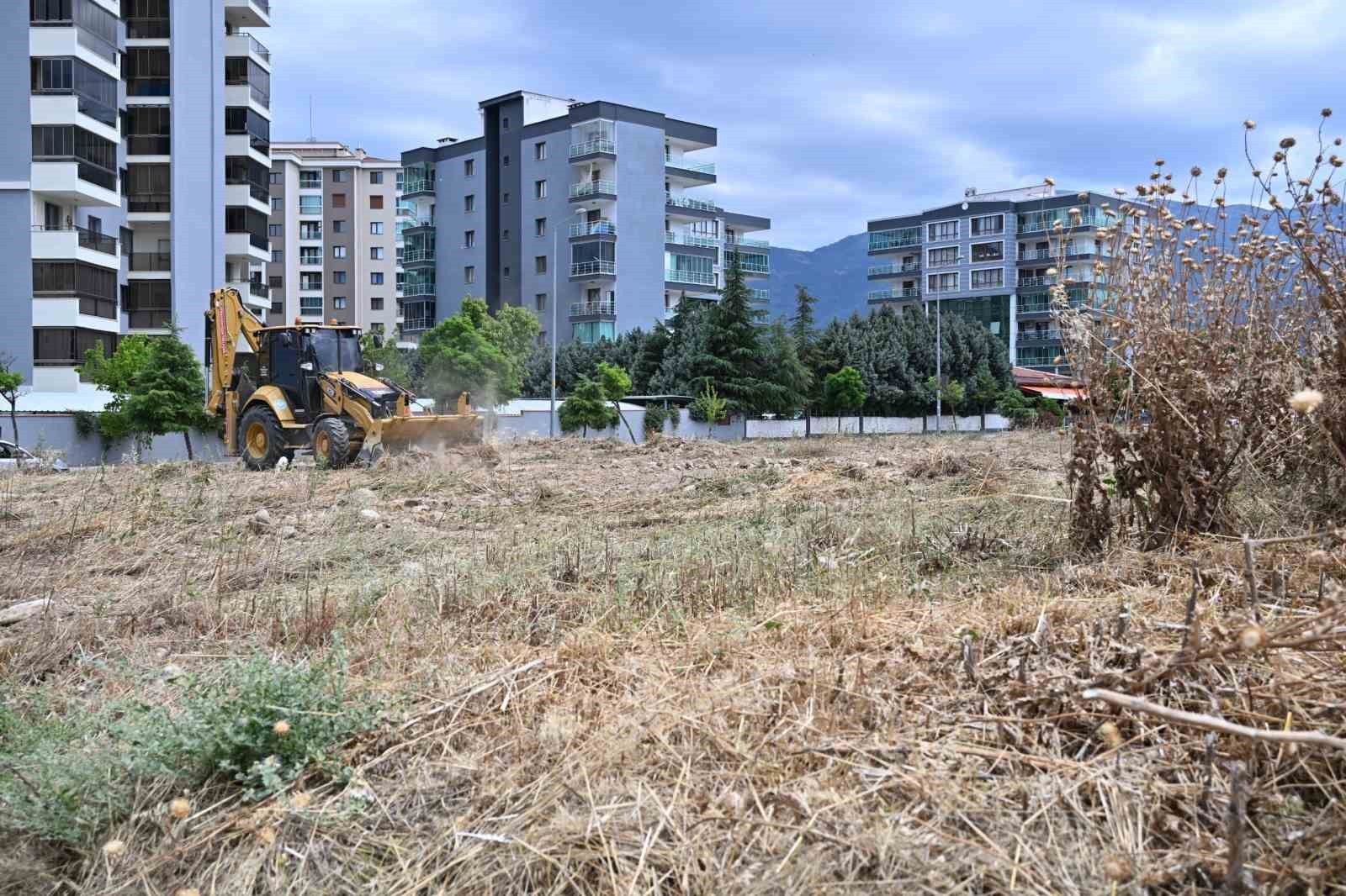 Manisa’da yangın riskine karşı yabani otlar temizleniyor