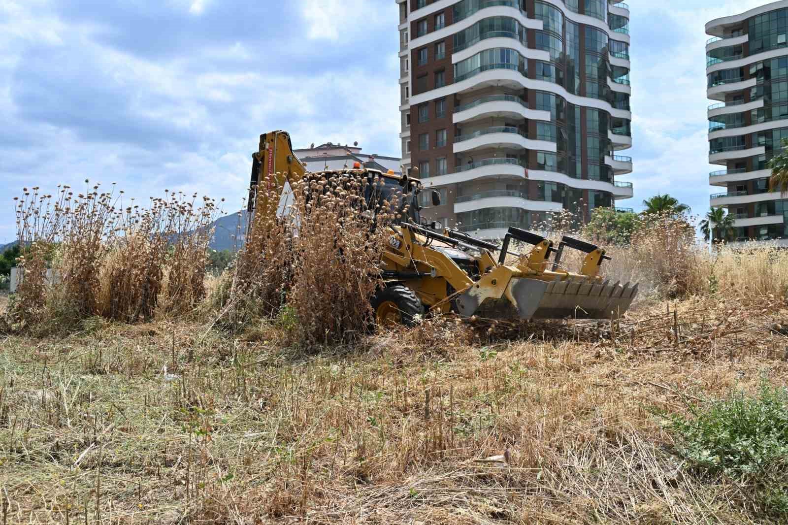 Manisa’da yangın riskine karşı yabani otlar temizleniyor