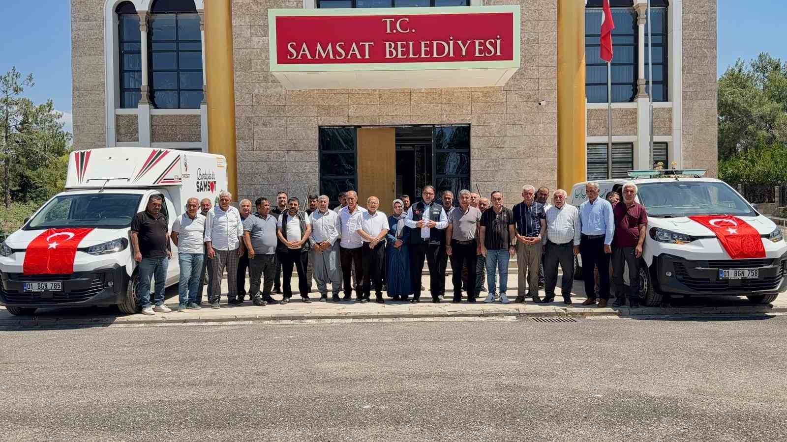 Başkan Fırat, iki aracı şahsi bütçesi ile alarak belediyeye hibe etti