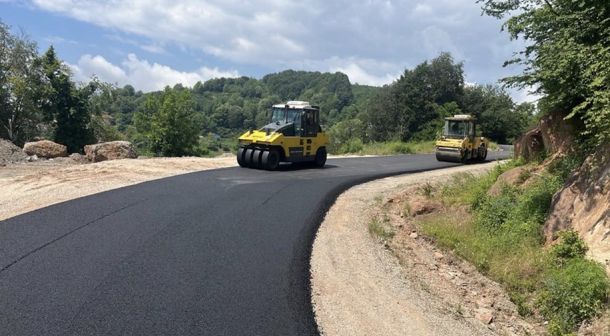 Köylerde asfalt çalışması sürüyor