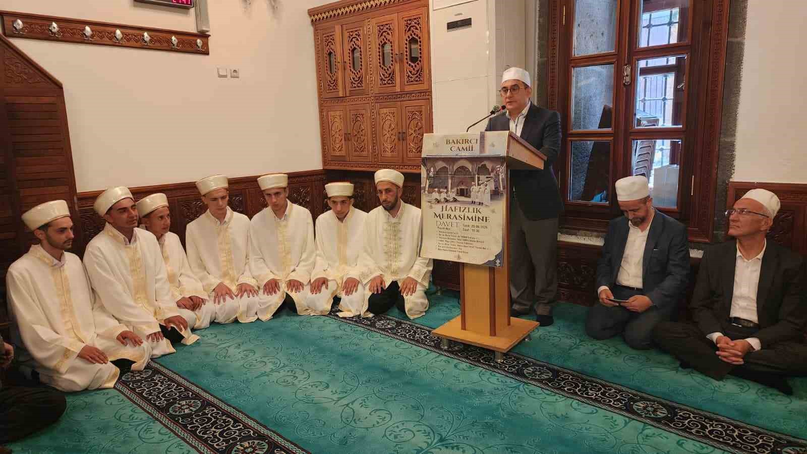 Kur’an bülbülleri hafızlık belgelerini tarihi Bakırcı Camii’nde aldı