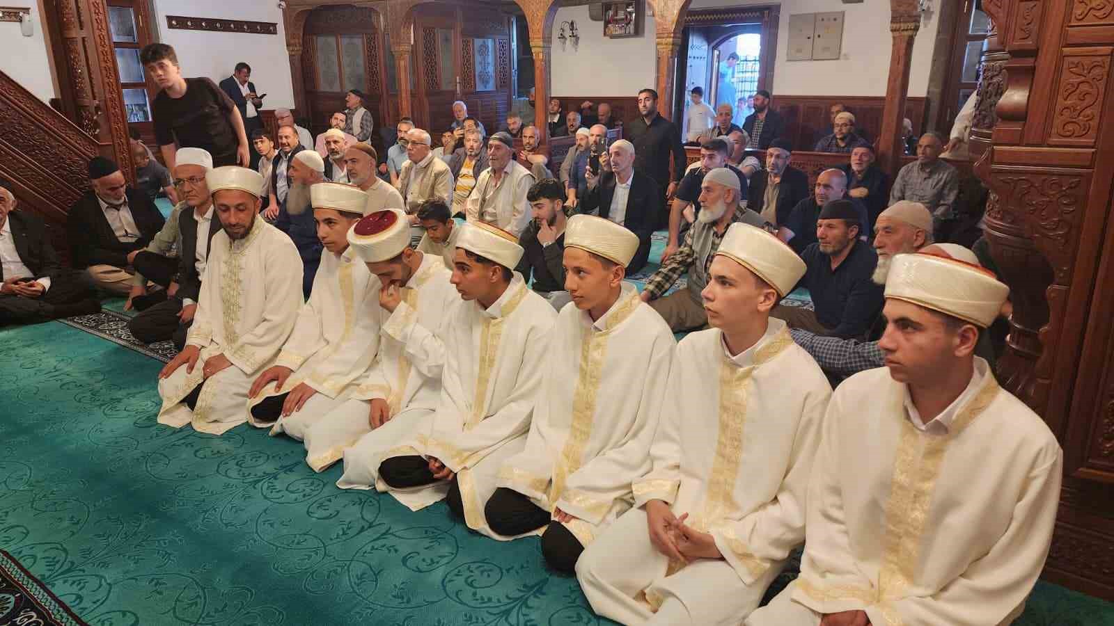 Kur’an bülbülleri hafızlık belgelerini tarihi Bakırcı Camii’nde aldı