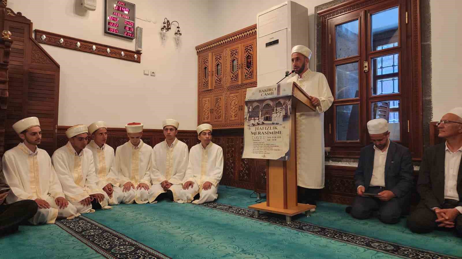 Kur’an bülbülleri hafızlık belgelerini tarihi Bakırcı Camii’nde aldı