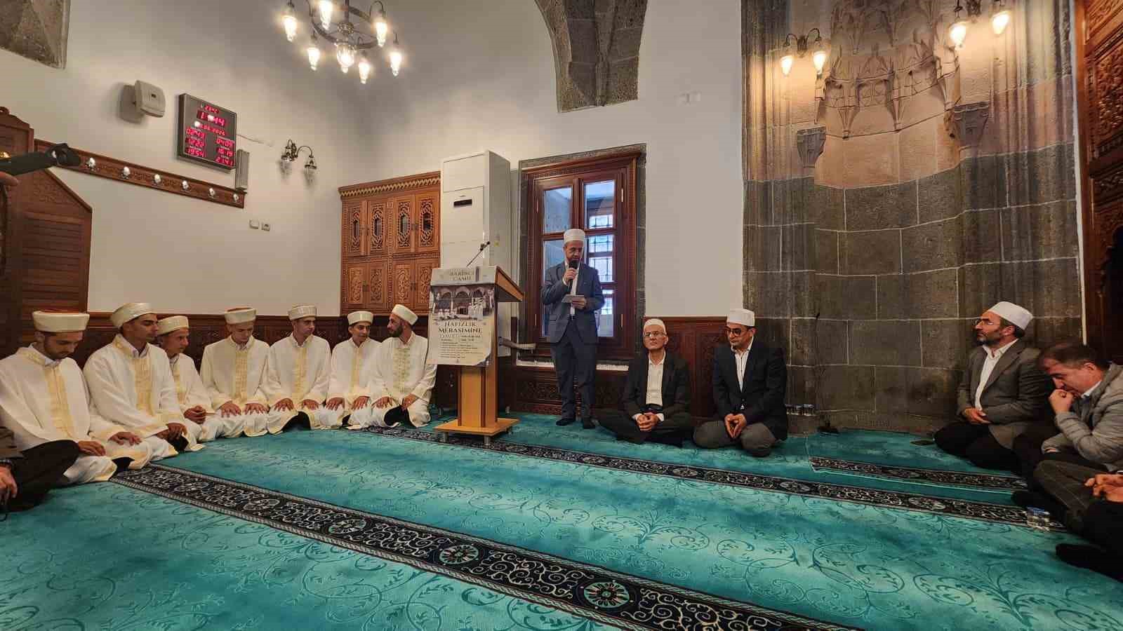 Kur’an bülbülleri hafızlık belgelerini tarihi Bakırcı Camii’nde aldı