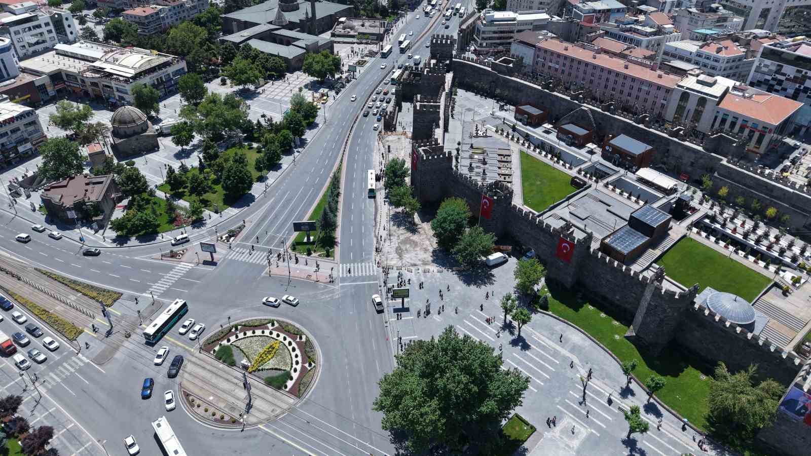 Cumhuriyet meydanında yenileme çalışması aralıksız sürüyor