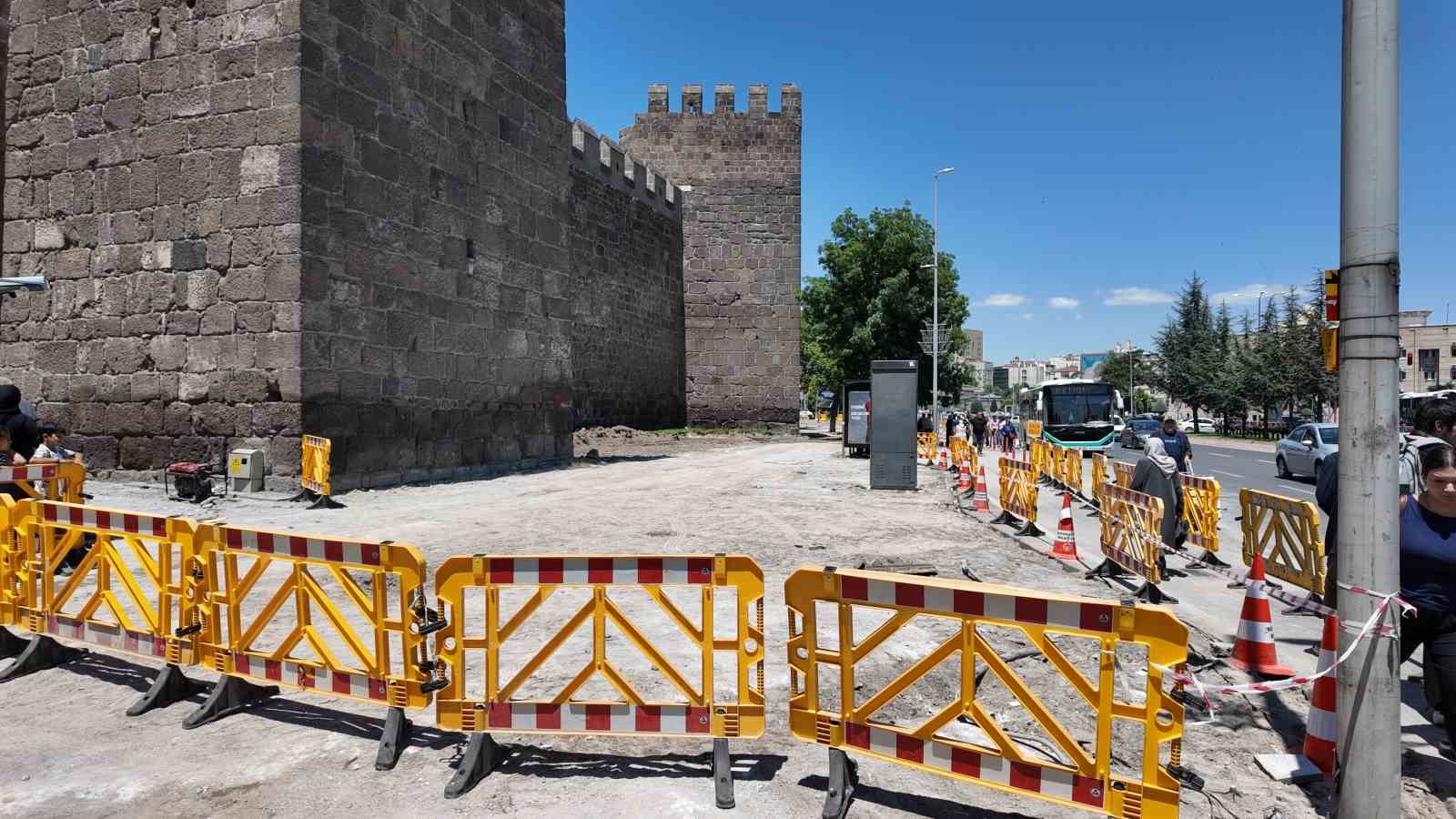 Cumhuriyet meydanında yenileme çalışması aralıksız sürüyor