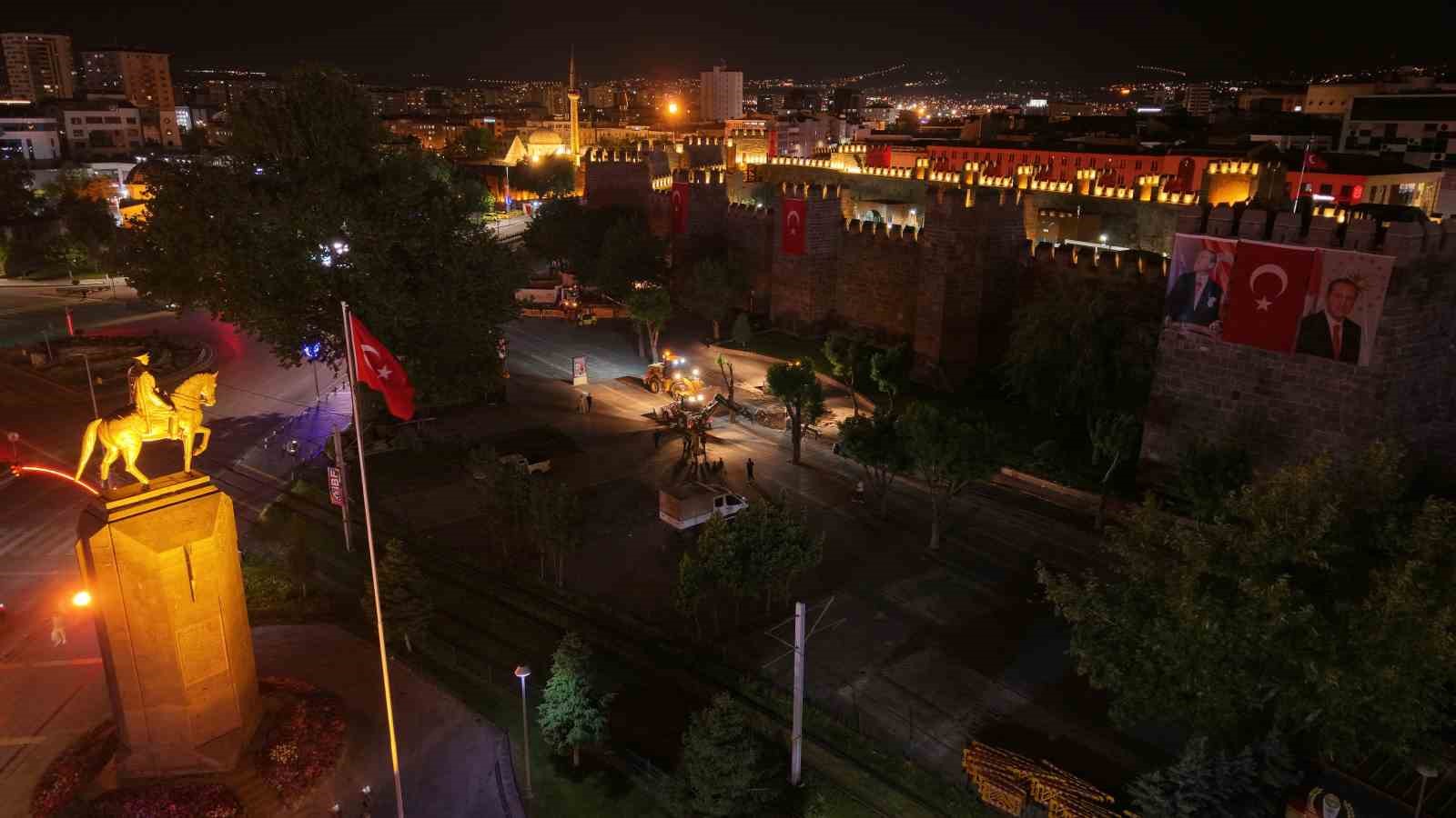Cumhuriyet meydanında yenileme çalışması aralıksız sürüyor