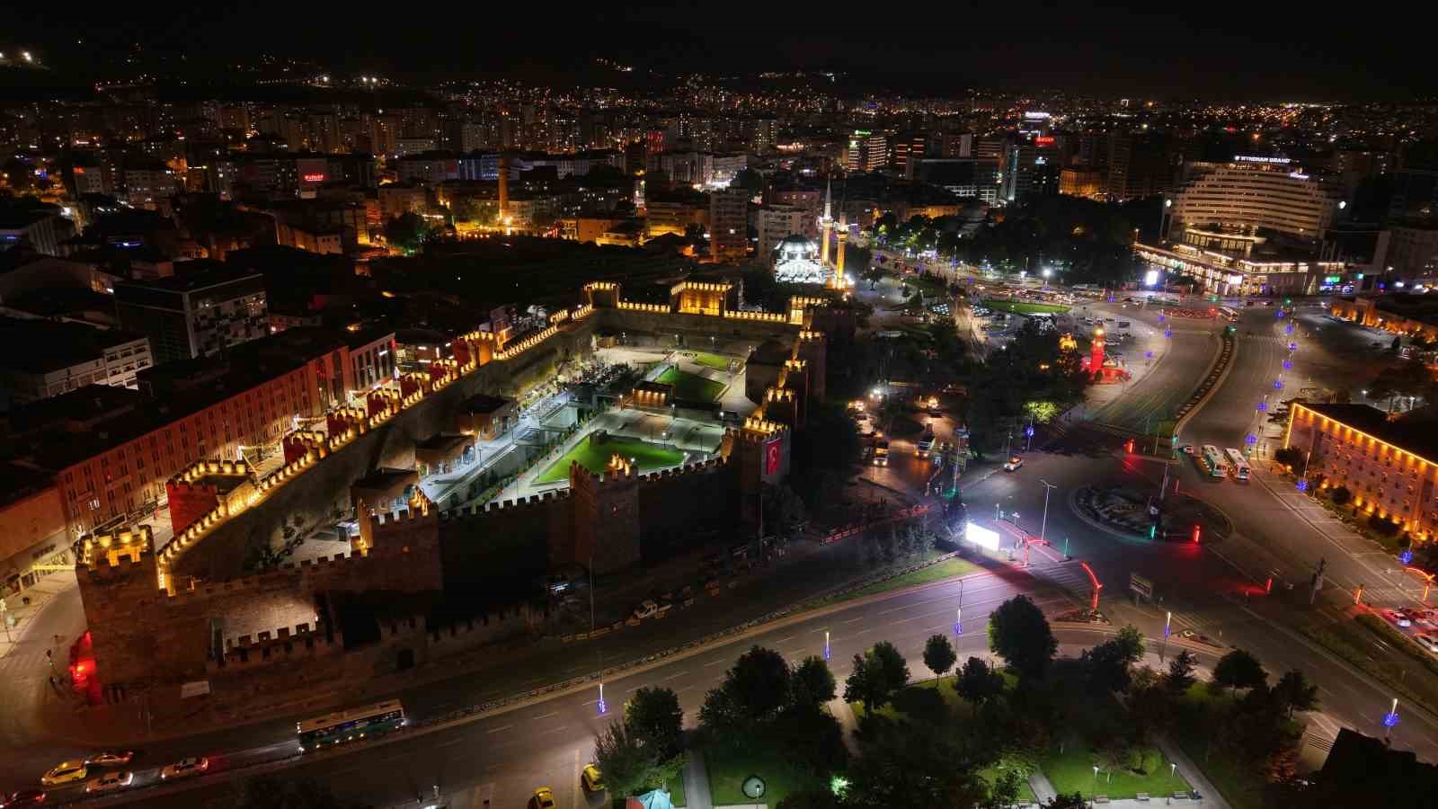 Cumhuriyet meydanında yenileme çalışması aralıksız sürüyor