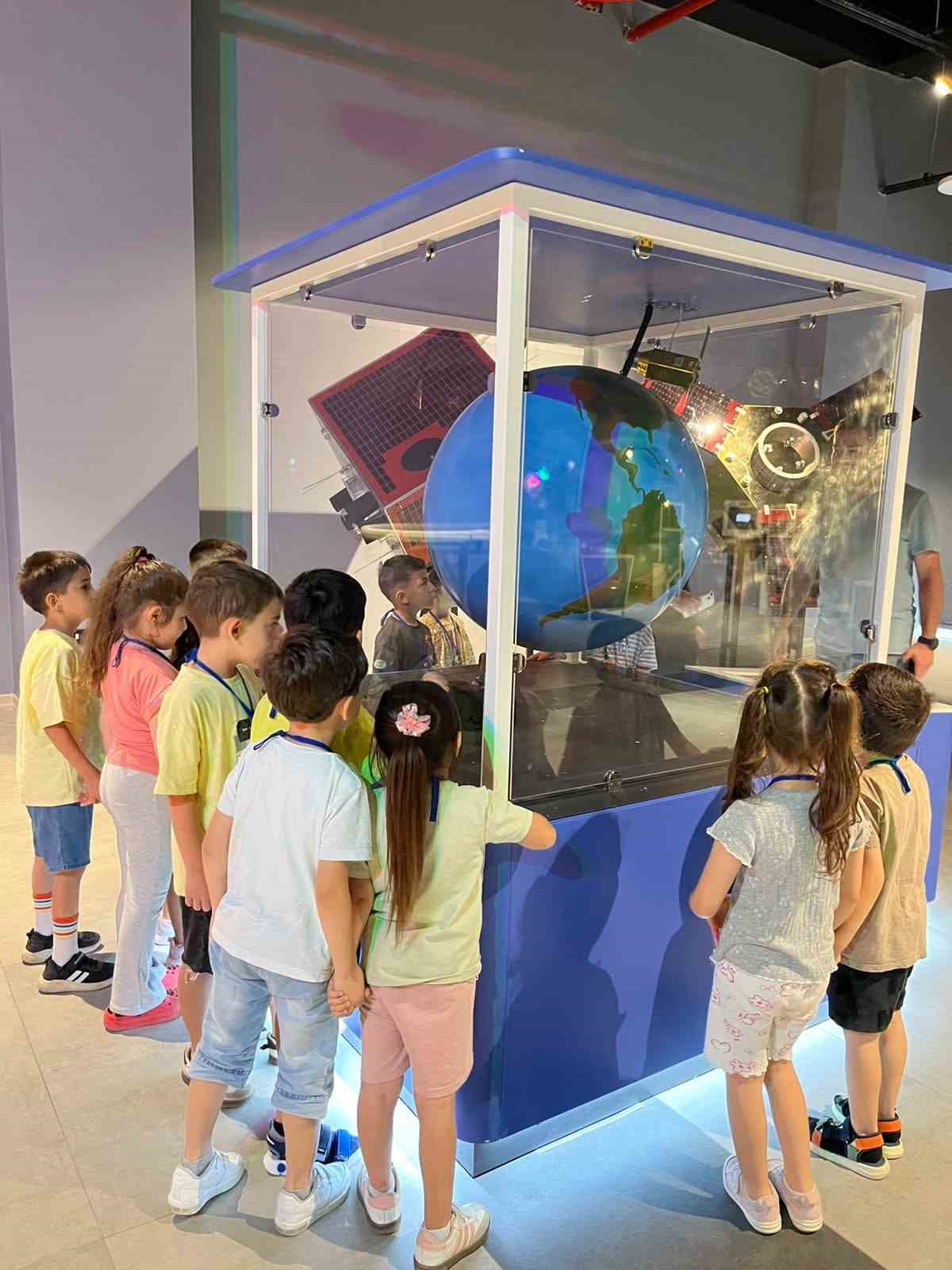 Minikler keşif ormanı ve ışıklı masal sergisine hayran kaldı