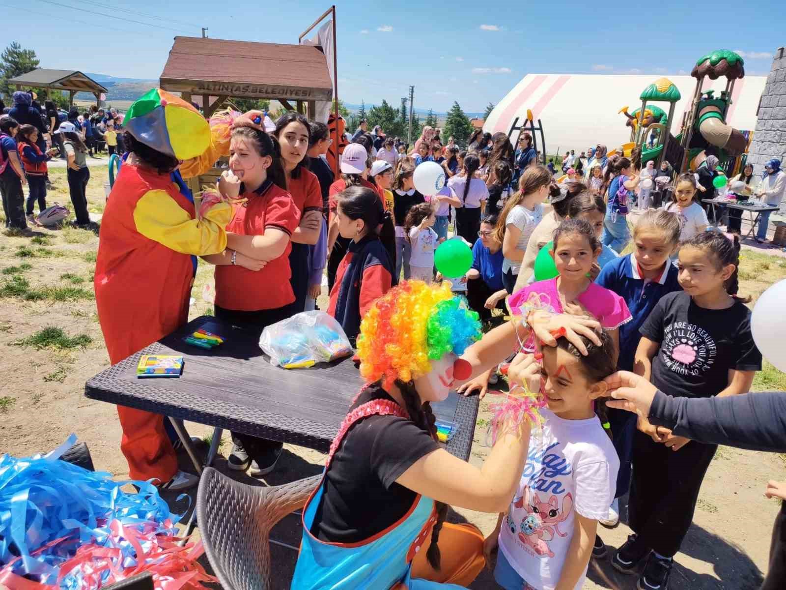 Altıntaş’ta çocuk şenliği