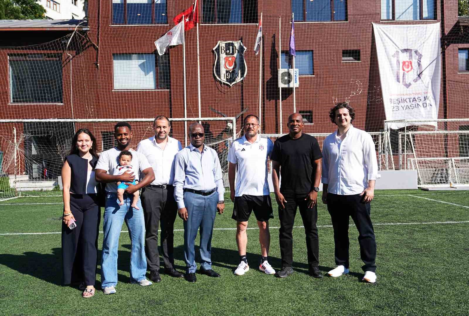 Burkina Faso Büyükelçisi Vinta Some ile Spor Büyükelçisi Charles Kabore’den Beşiktaş’a ziyaret