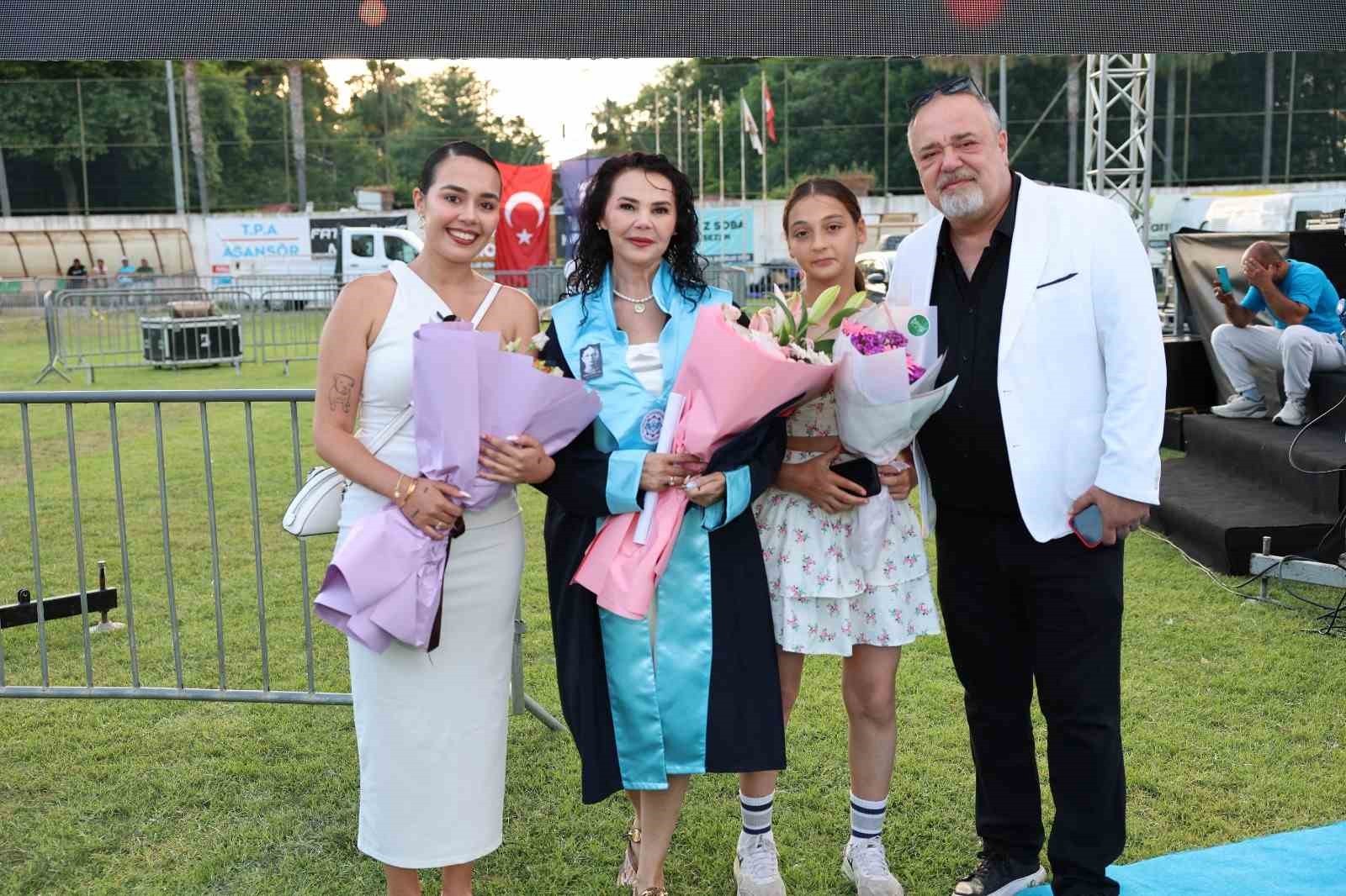 Kızının kanseri yendiği gün üniversiteden dereceyle mezun oldu