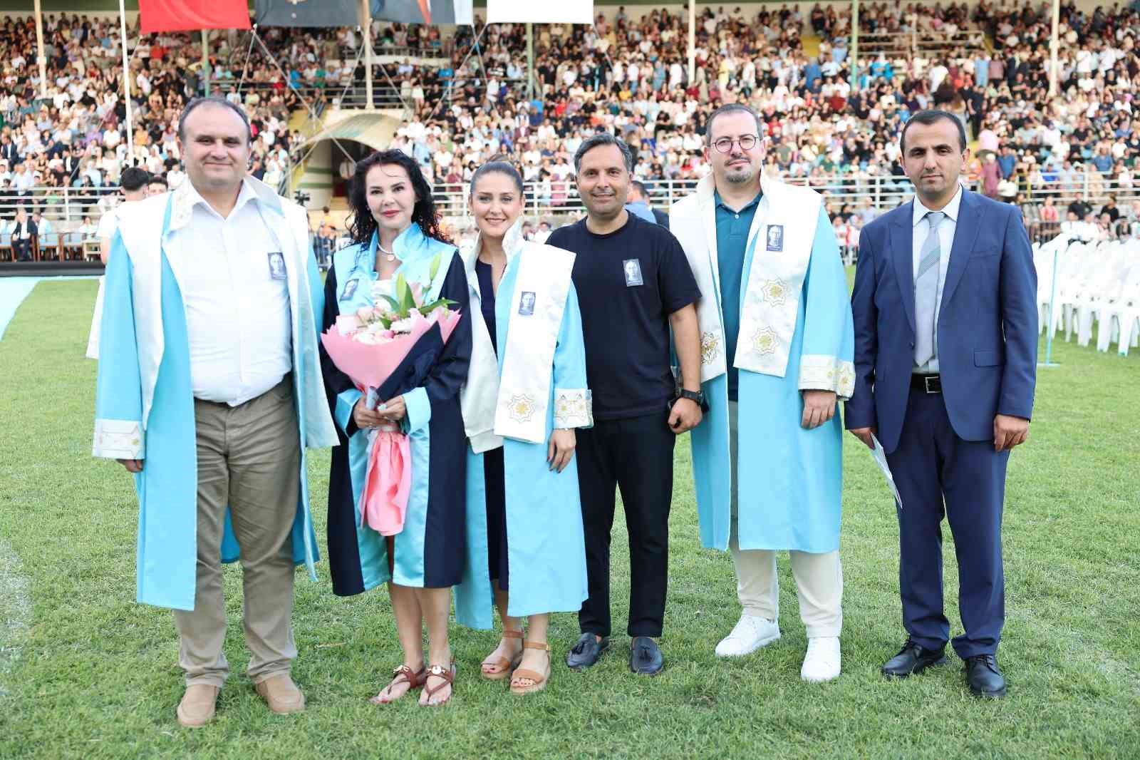 Kızının kanseri yendiği gün üniversiteden dereceyle mezun oldu