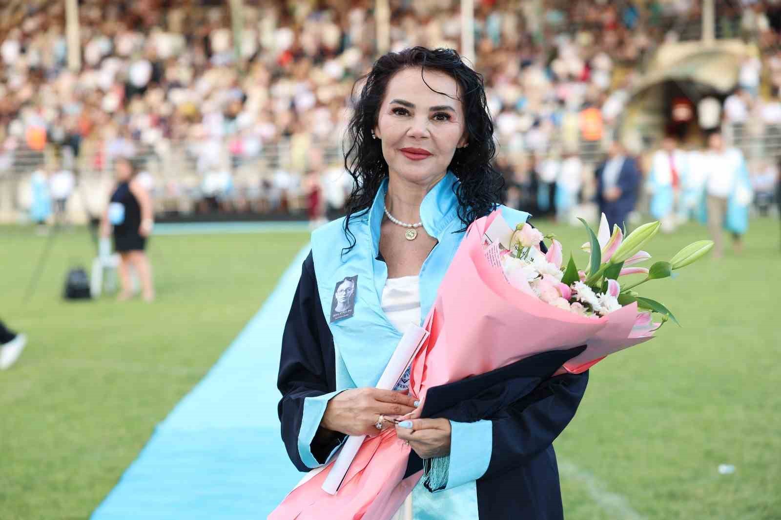 Kızının kanseri yendiği gün üniversiteden dereceyle mezun oldu
