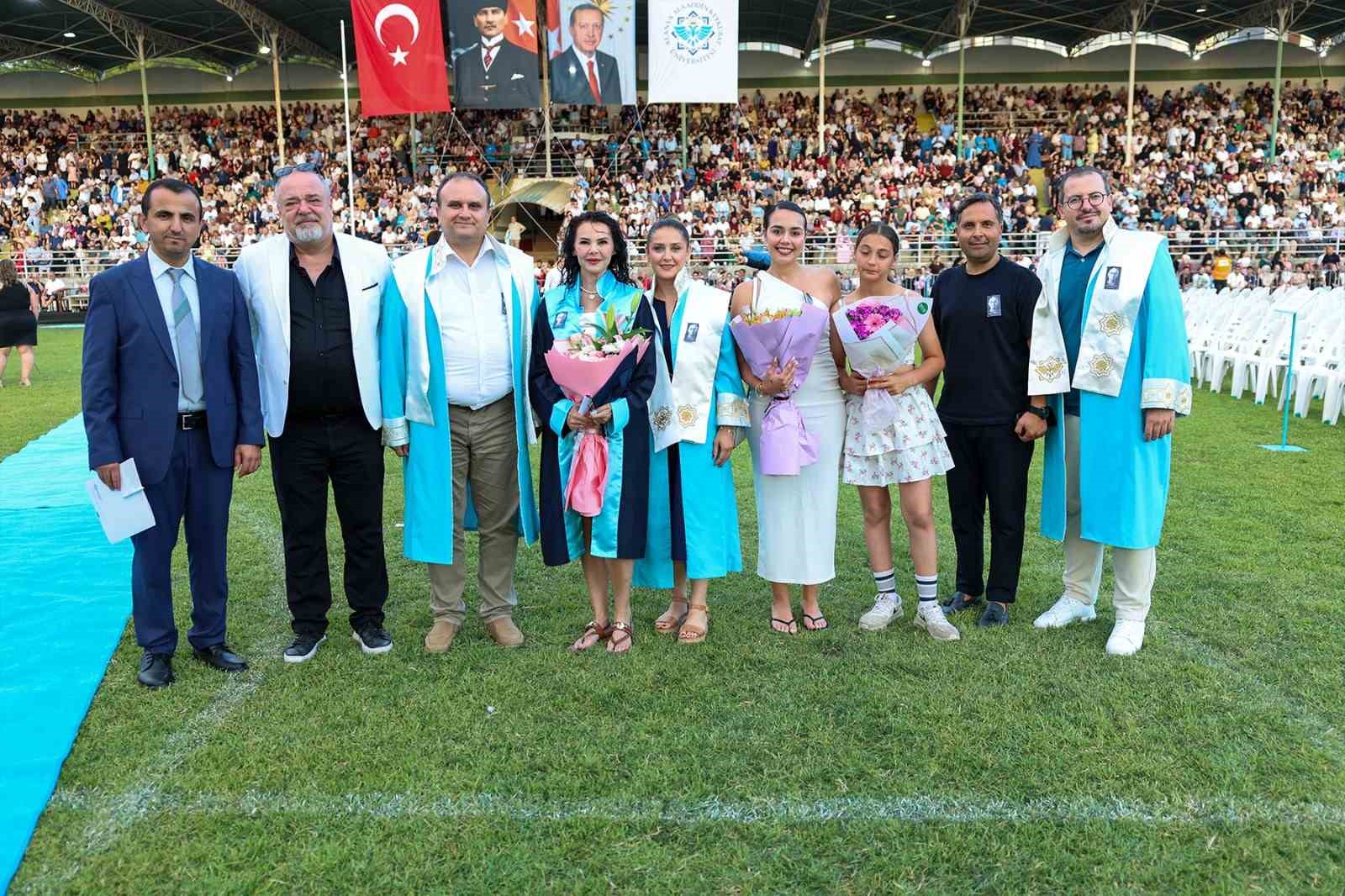 Kızının kanseri yendiği gün üniversiteden dereceyle mezun oldu