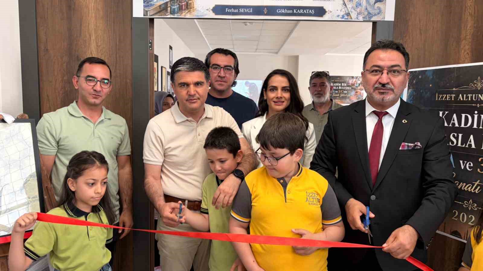 İlkokul öğrencileri ebru eserlerini sergiledi