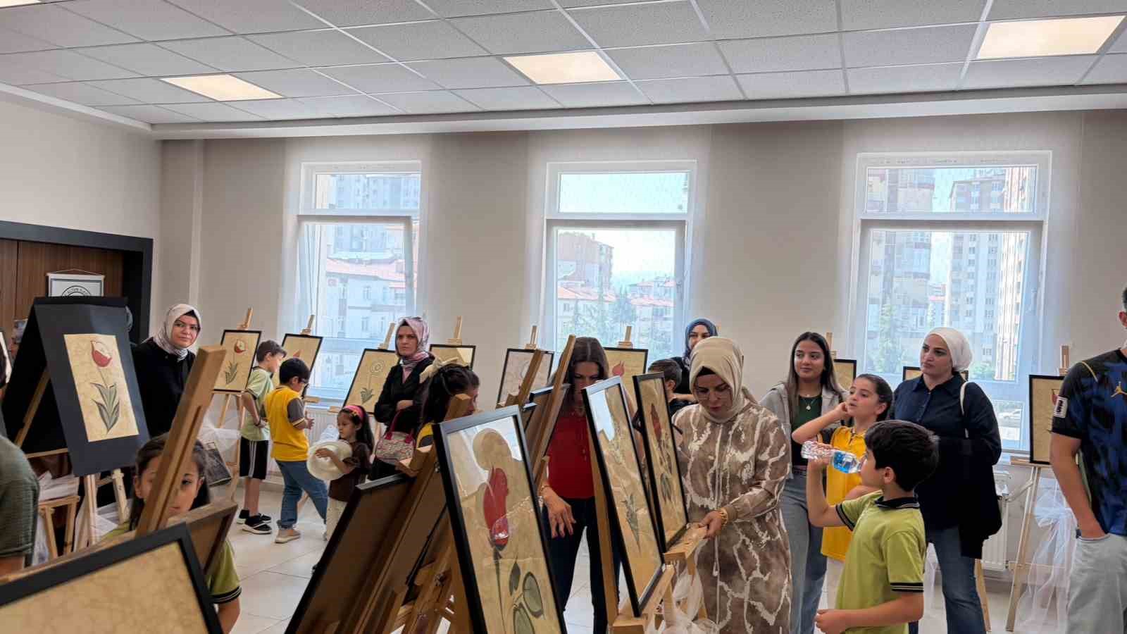 İlkokul öğrencileri ebru eserlerini sergiledi