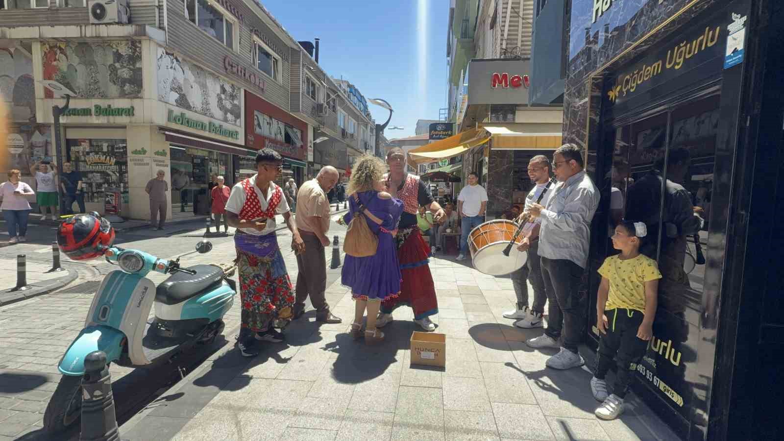 Roman vatandaşların müzikli eğlencesi renkli görüntülere sahne oldu