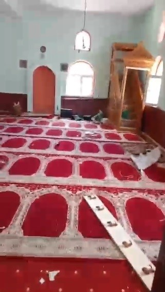 Tahrip edilen köy camisi belediye ekiplerince yeniden ibadete hazır hale getirildi