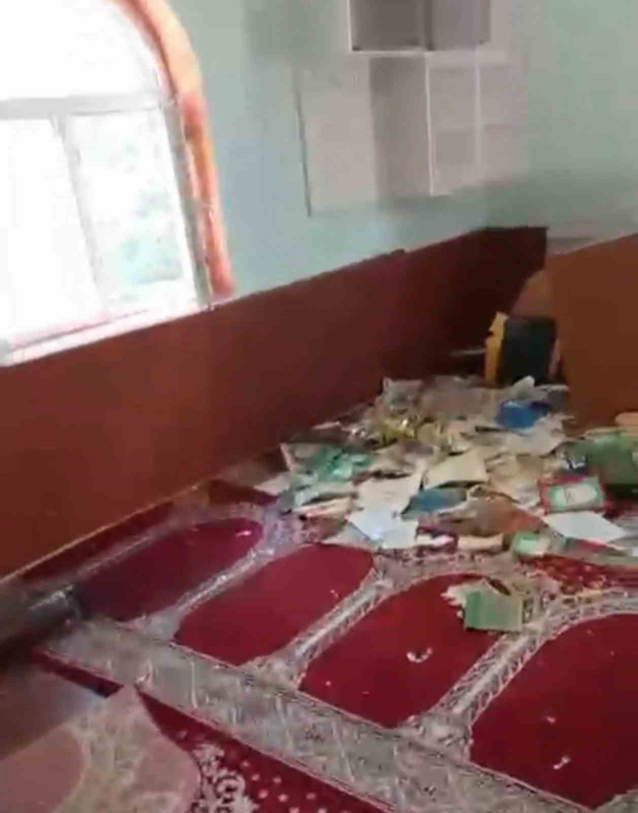 Tahrip edilen köy camisi belediye ekiplerince yeniden ibadete hazır hale getirildi