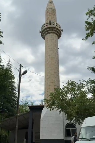 Tahrip edilen köy camisi belediye ekiplerince yeniden ibadete hazır hale getirildi
