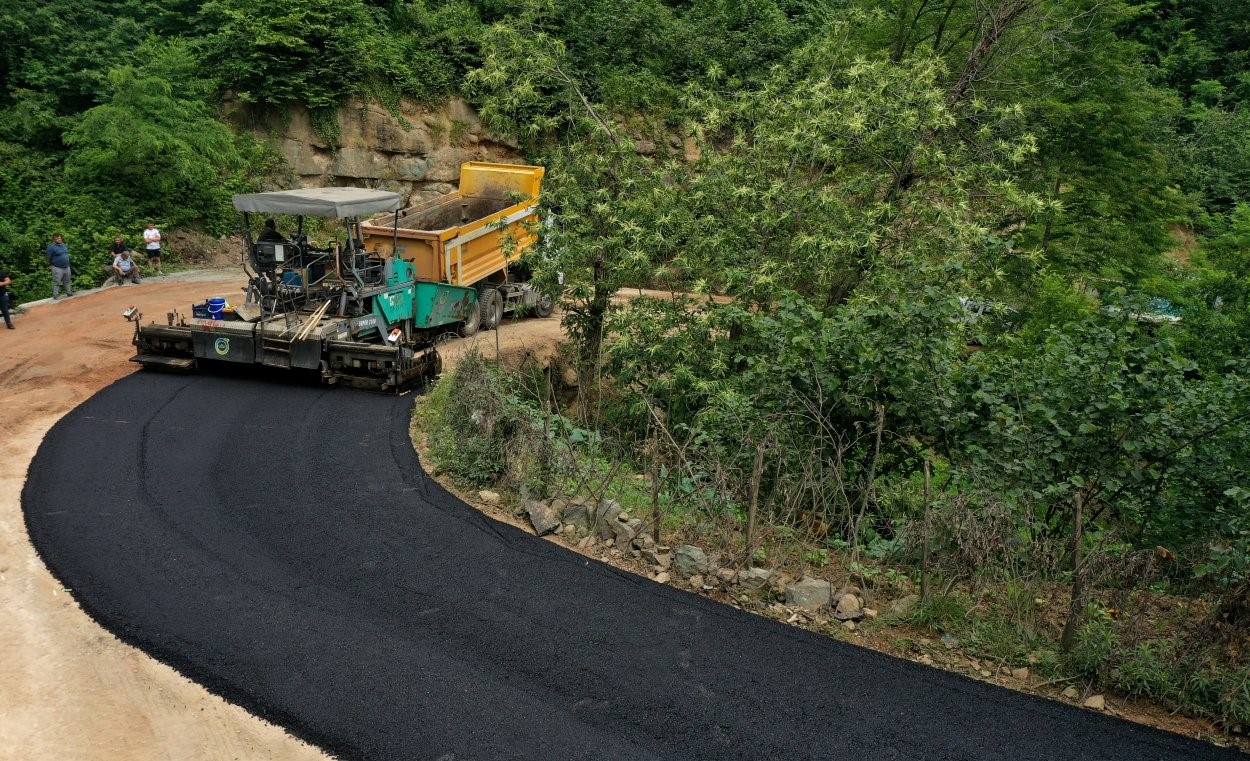 Ordu’nun kırsalında sıcak asfalt çalışmaları