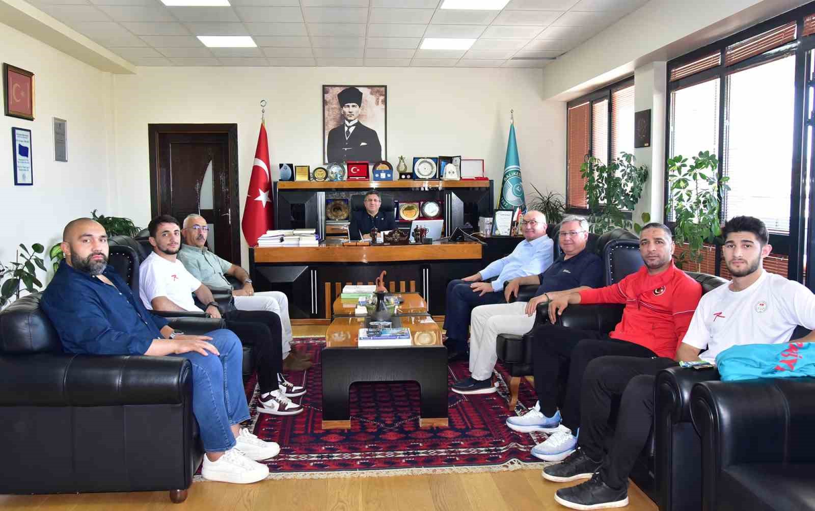 Dünya şampiyonlarından Rektör Yücel Oğurlu’ya ziyaret
