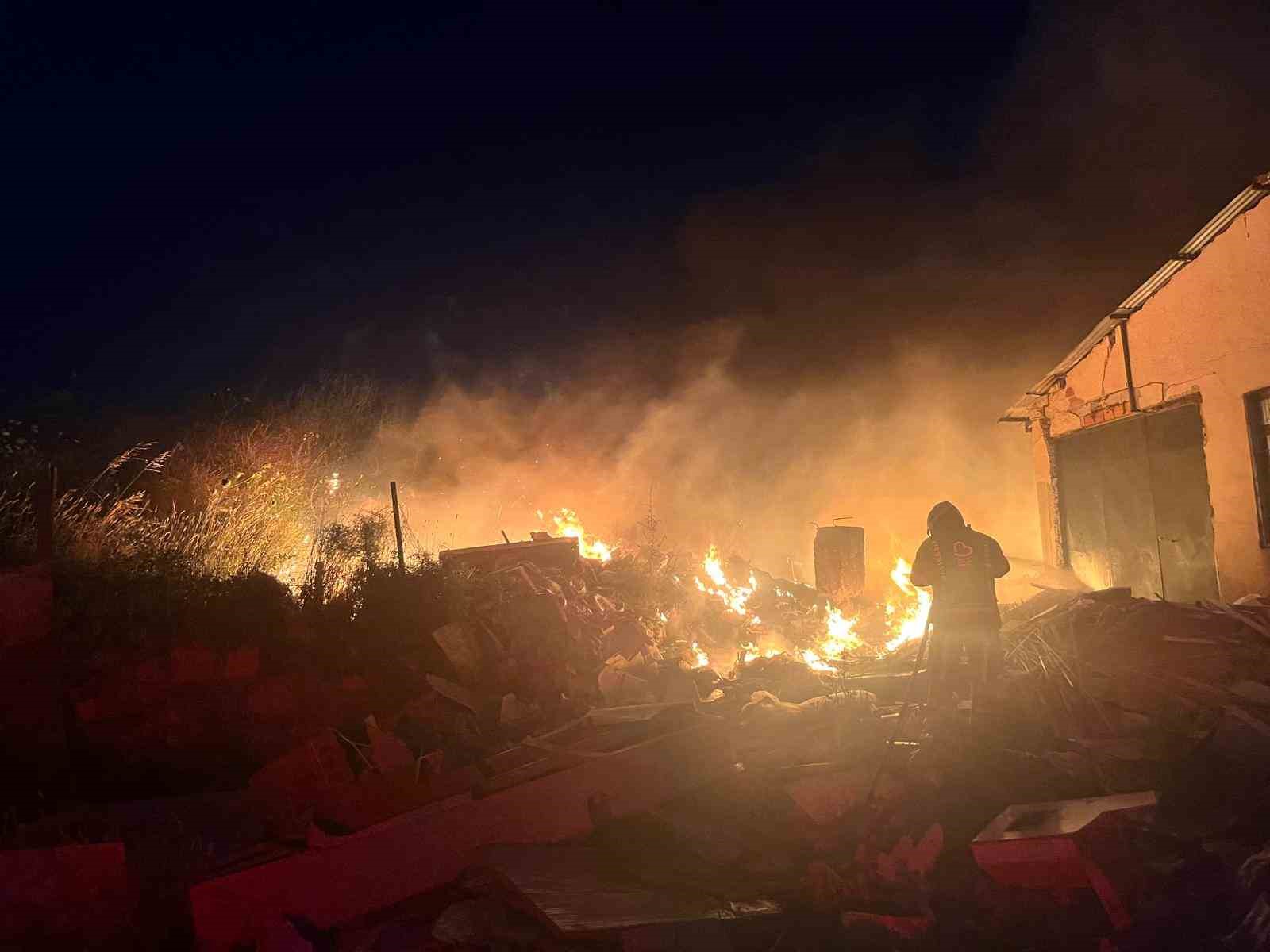 Burhaniye’ de ot yangını korkuya neden oldu