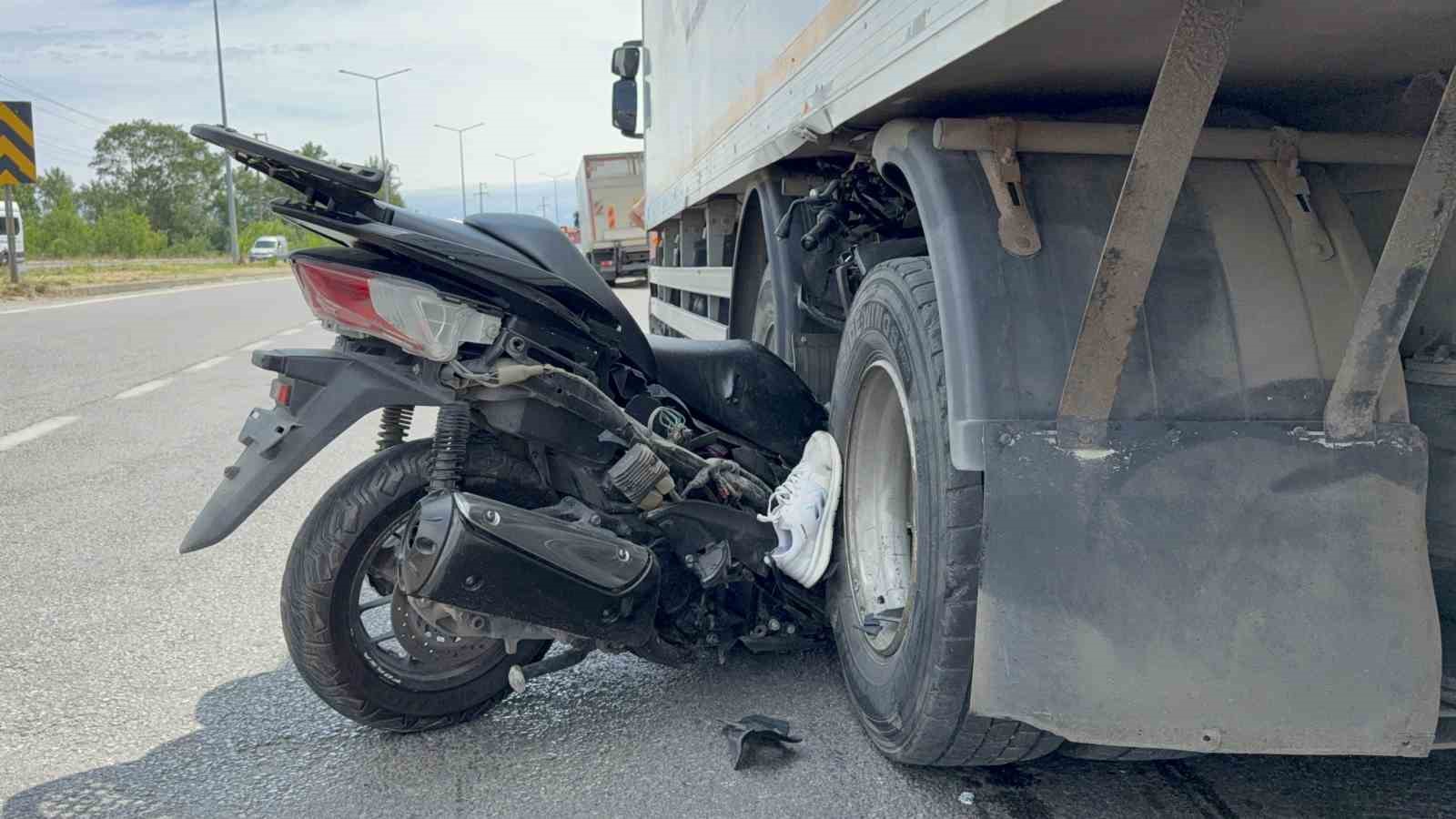 Motosiklet kamyonun tekerleri arasına ok gibi saplandı: Emekli komiser yardımcısı hayatını kaybetti