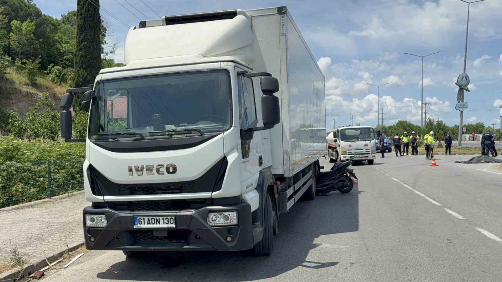 Motosiklet kamyonun tekerleri arasına ok gibi saplandı: Emekli komiser yardımcısı hayatını kaybetti