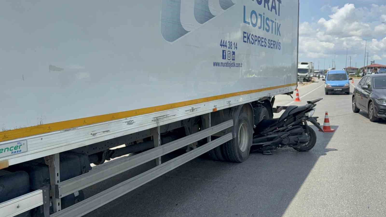 Motosiklet kamyonun tekerleri arasına ok gibi saplandı: Emekli komiser yardımcısı hayatını kaybetti