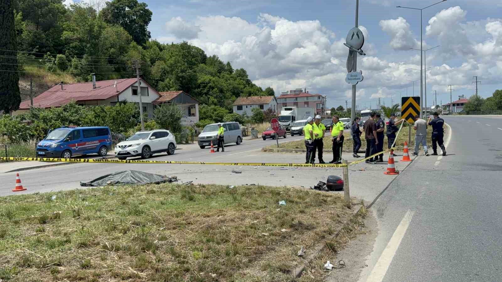 Motosiklet kamyonun tekerleri arasına ok gibi saplandı: Emekli komiser yardımcısı hayatını kaybetti