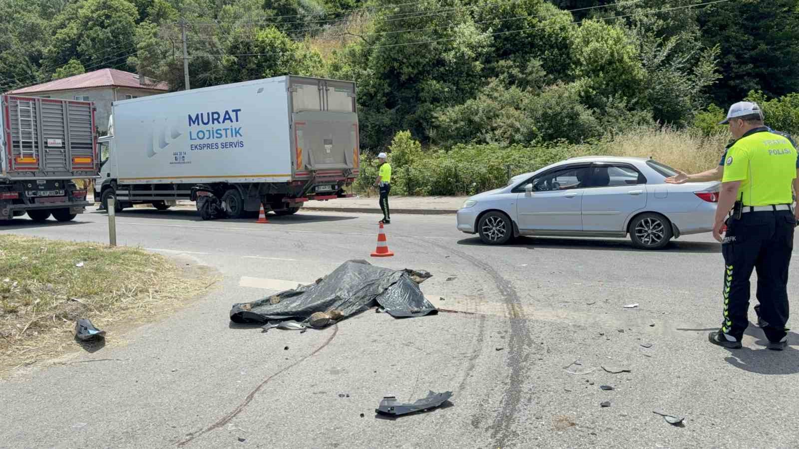 Motosiklet kamyonun tekerleri arasına ok gibi saplandı: Emekli komiser yardımcısı hayatını kaybetti