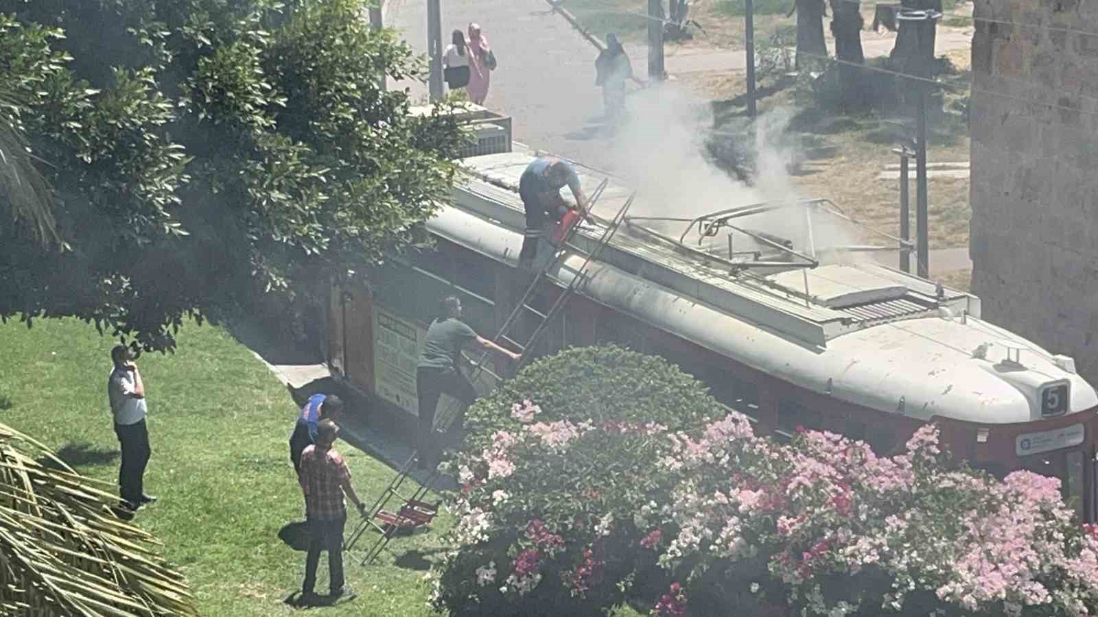 Nostalji tramvayında yangın: Esnafın dikkati tramvayı kül olmaktan kurtardı