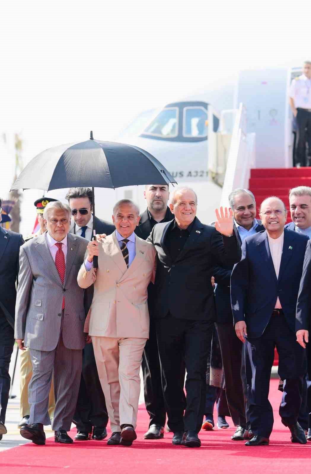 İran Cumhurbaşkanı Pezeşkiyan, Pakistan’da