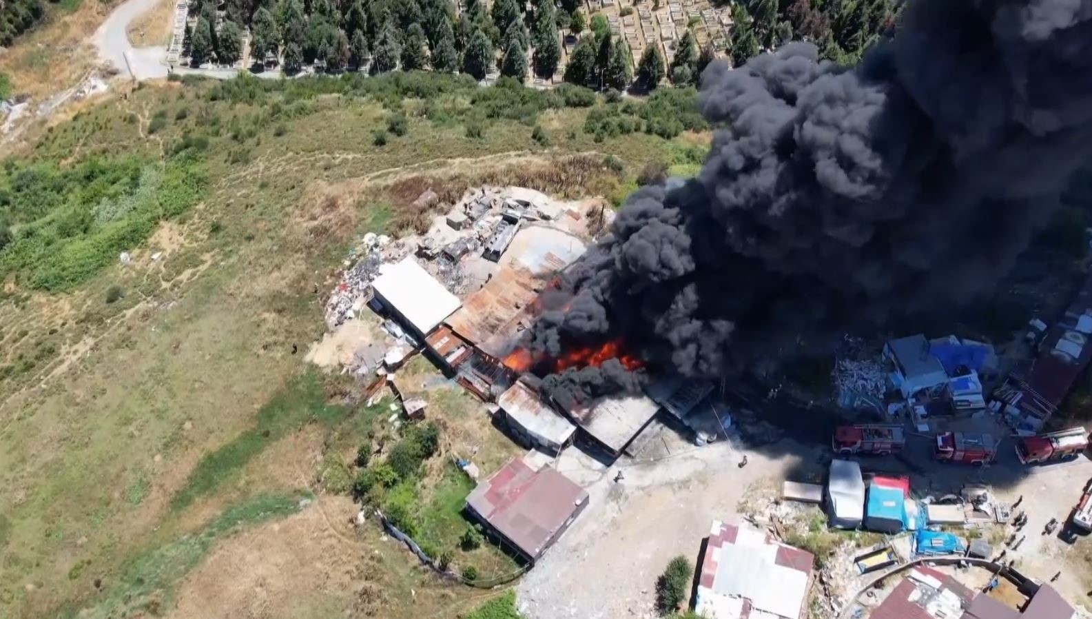 Sultangazi’de 2 hafta önce yanan plastik eşya deposundan yeniden alevler yükseldi