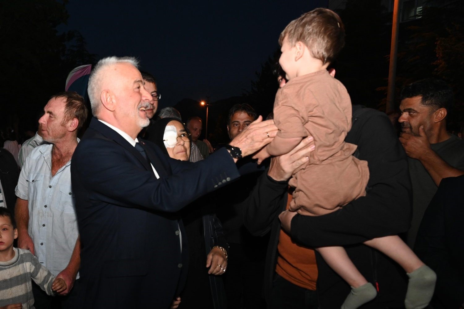 Başkan Başdeğirmen, mahallelerde vatandaşlarla buluşuyor