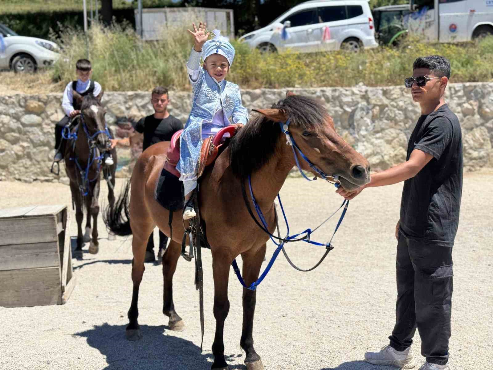 Ata binip oyunlar oynayarak unutulmaz bir gün yaşadılar